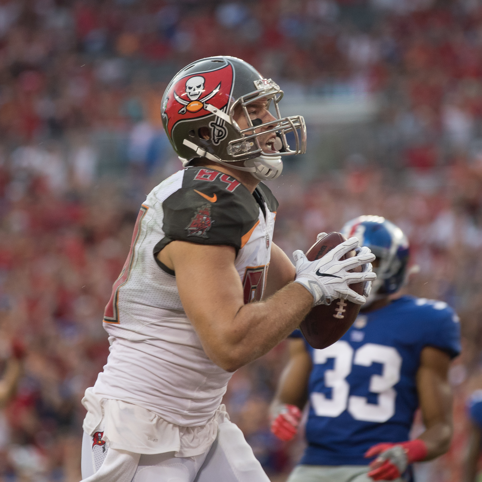 Cameron Brate catches the ball for a touchdown./STEVEN MUNCIE